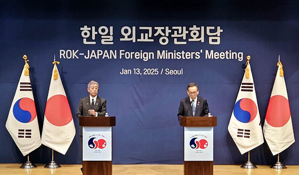 조태열 외교부 장관(오른쪽)과 이와야 다케시 외무상은 13일 오후 한일 외교장관회담을 갖고 공동기자회견에 나섰다. [사진 - 통일뉴스 김치관 기자]