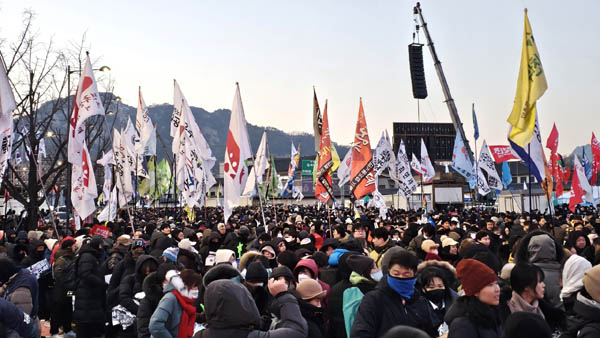 형형색색의 깃발이 나부꼈다. [사진 - 통일뉴스 하태한 통신원]