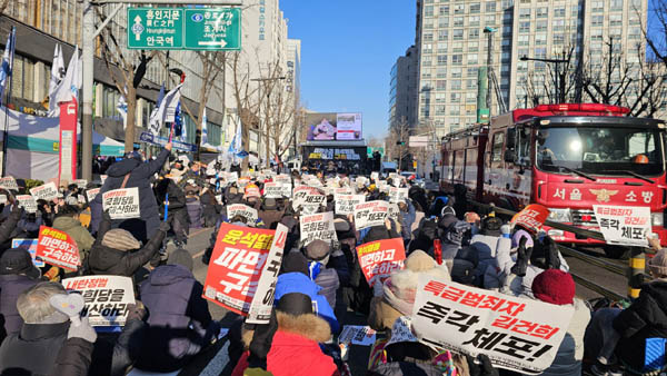 안국역 집회장은 전국에서 모여든 시민들로 약 1만여 명이 집결했다. [사진 - 통일뉴스 하태한 통신원]