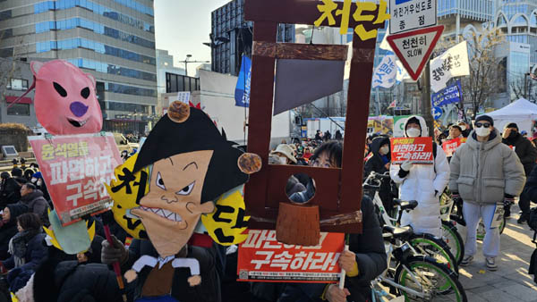 처단 퍼포먼스와 단두대. [사진 - 통일뉴스 하태한 통신원]