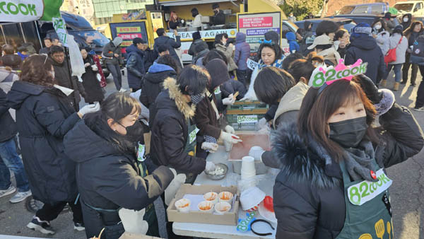 주변에서는 제주농민이 보내온 유기농감귤, 떡볶기, 어묵, 뻥튀기 등 간식을 나누어 주었다. [사진 - 통일뉴스 하태한 통신원]