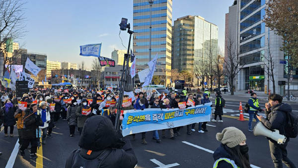 촛불문화제를 마치고 광화문으로 행진했다. [사진 - 통일뉴스 하태한 통신원]