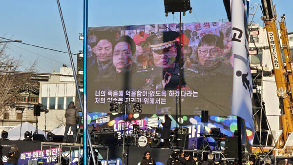 광화문에서는 이미 ‘제6차 범시민총궐기 대회’가 진행되고 있었다. [사진 - 통일뉴스 하태한 통신원]