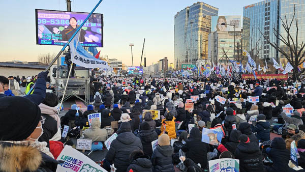 ‘윤석열즉각탄핵 사회대개혁 비상행동’이 주최한 ‘제6차 범시민총궐기 대회’가 광화문 일대에서 열렸다. [사진 - 통일뉴스 하태한 통신원]