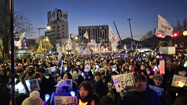 집회를 마치고 행진이 시작되었다. [사진 - 통일뉴스 하태한 통신원]