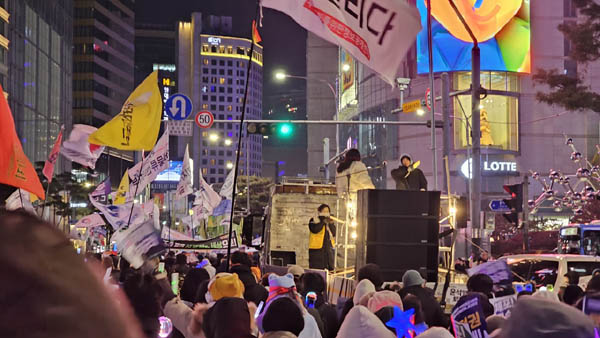 10대가 동원된 선도차량도 모든 시위대를 커버하지 못했다. [사진 - 통일뉴스 하태한 통신원]