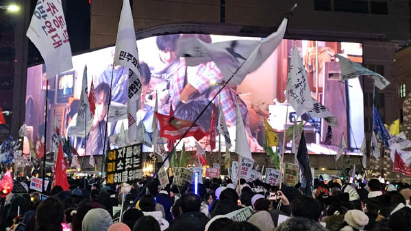 명동에 도착한 시위대열의 깃발이 나부꼈다. [사진 - 통일뉴스 하태한 통신원]