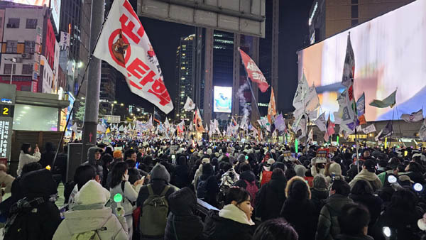 명동에 도착하니 모든 도로를 점령할 수 밖에 없다. [사진 - 통일뉴스 하태한 통신원]