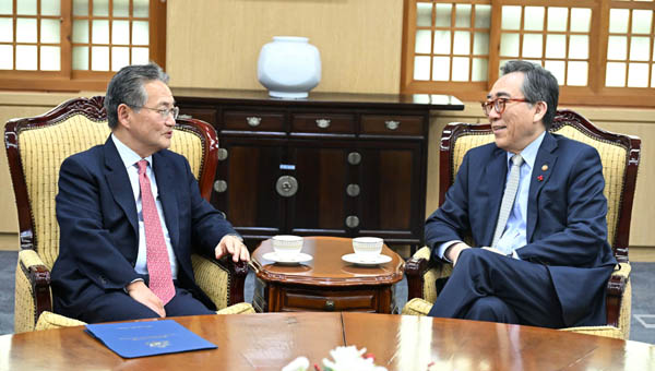 조태열 외교부 장관(오른쪽)은 14일 오전 조셉 윤 주한 미국대사대리를 접견했다. [사진 제공 - 외교부]