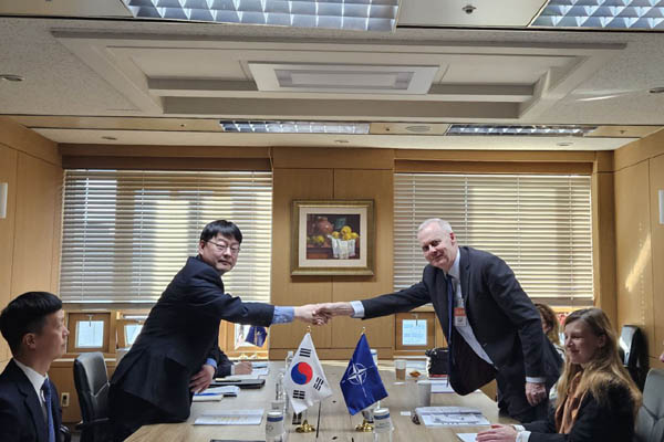  제14차 한-북대서양조약기구(NATO) 정책협의회가 15일 서울에서 열렸다. 양측 수석대표인 이동렬 외교부 국제사이버협력대사와 보리스 루게(Boris Ruge) NATO 정무·안보정책 사무차장보가 포즈를 취했다. [사진 제공 - 외교부]