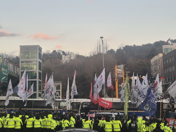 지난 3일 체포영장 집행이 실패한 한남동 관저에서 '윤석열 체포·구속'을 외치는 민주노총 조합원들. [통일뉴스 자료사진]