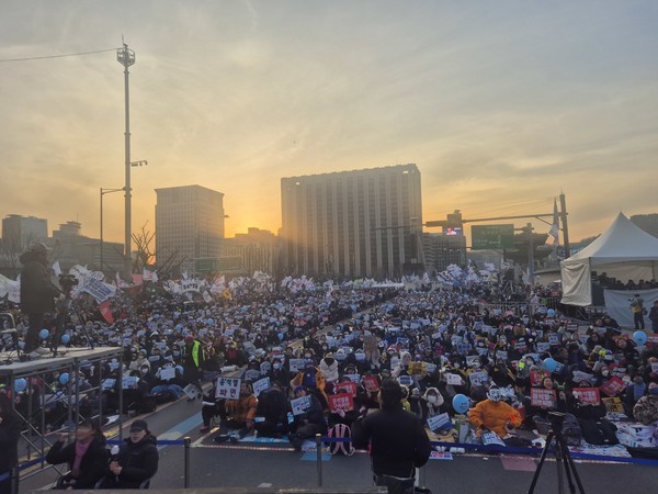 윤 대통령 체포 이후 첫 주말인 18일 오후 윤석열즉각퇴진・사회대개혁 비상행동(윤석열퇴진행동)은 18일 광화문 동십자각 사거리에서 15만명(주최측 추산)의 시민이 참가한 가운데 '윤석열 즉각 퇴진! 사회대개혁! 7차 범시민대행진'을 진행했다. [사진-통일뉴스 이승현 기자]
