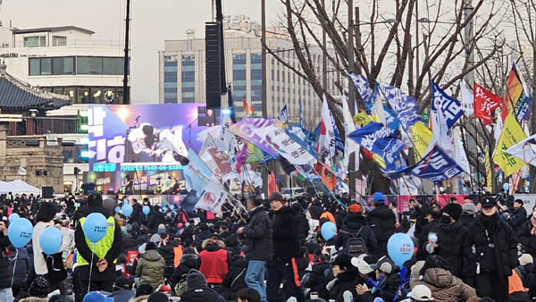 18일 오후 4시 서울 광화문광장에서 ‘윤석열정권 즉각퇴진, 사회대개혁 비상행동’의 ‘7차 범시민대행진’이 열렸다. [사진 - 통일뉴스 하태한 통신원]