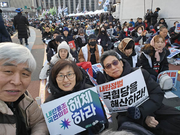 촛불 동지들과도 찰칵! [사진 - 통일뉴스 하태한 통신원]