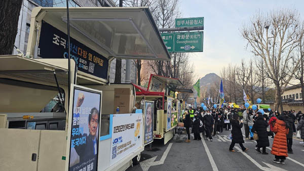 장사진을 이룬 푸드 트럭. [사진 - 통일뉴스 하태한 통신원]