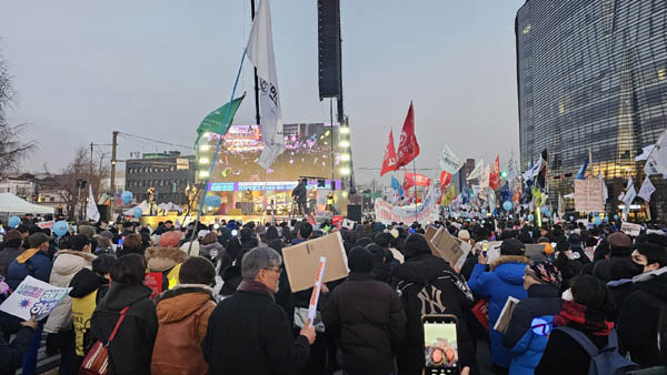 행사장을 빠져나가는 동안은 스피커 소리에 맞춰 춤을 추고, 노래부르고, 구호를 따라하는 것이 클럽 분위기 같았다. [사진 - 통일뉴스 하태한 통신원]