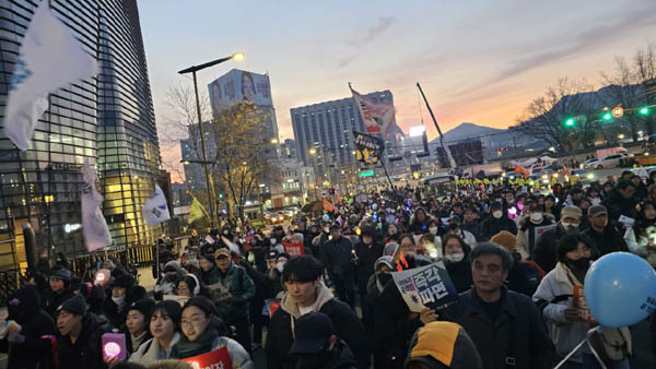 끝없는 행진 대오. [사진 - 통일뉴스 하태한 통신원]