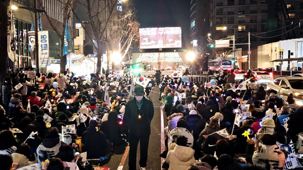 ‘124차 전국집중 촛불문화제’. [사진 - 통일뉴스 하태한 통신원]