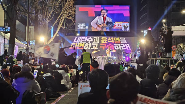 가수 백자의 공연. [사진 - 통일뉴스 하태한 통신원]