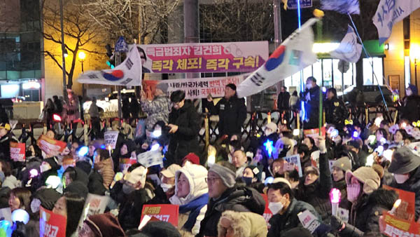 촛불문화제에 태극기가 휘날린다. [사진 - 통일뉴스 하태한 통신원]