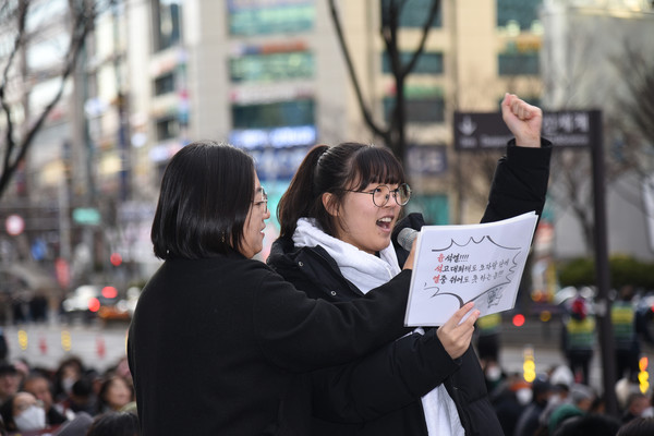 ‘윤석열 파면! 국민의힘 해체! 사회대개혁! 22차 대전시민대회’에 참석한 충북 보은에서 온 예비 고3 박정민 학생이 구호를 외치고 있다. [사진-통일뉴스 임재근 객원기자]