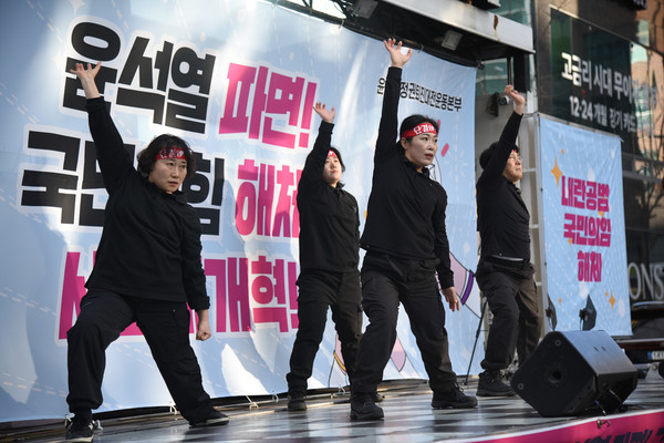 ‘윤석열 파면! 국민의힘 해체! 사회대개혁! 22차 대전시민대회’에서 대전지역몸짓패연합이 몸짓 공연을 하고 있다. [사진-통일뉴스 임재근 객원기자]