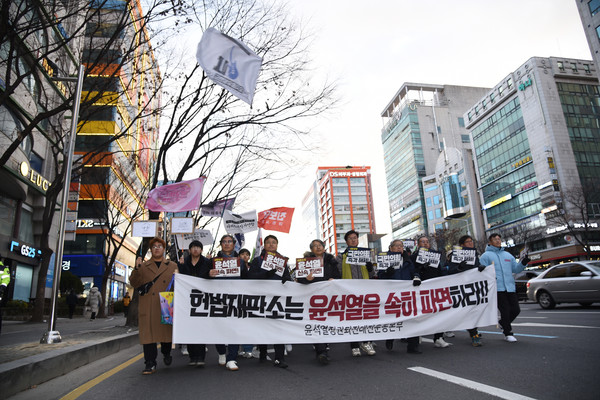 ‘윤석열 파면! 국민의힘 해체! 사회대개혁! 22차 대전시민대회’에서 거리행진에 나선 시민들. [사진-통일뉴스 임재근 객원기자]