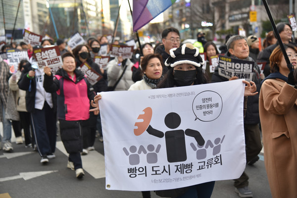 ‘윤석열 파면! 국민의힘 해체! 사회대개혁! 22차 대전시민대회’에서 거리행진에 나선 시민들. [사진-통일뉴스 임재근 객원기자]