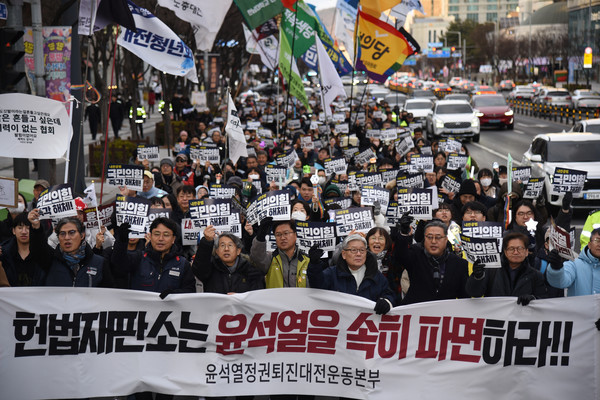 ‘윤석열 파면! 국민의힘 해체! 사회대개혁! 22차 대전시민대회’에서 거리행진에 나선 시민들. [사진-통일뉴스 임재근 객원기자]