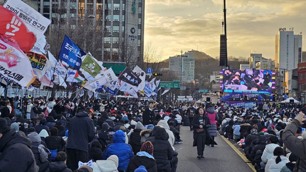  ‘윤석열 즉각퇴진과 사회대개혁 비상행동’은 24일 오후 [사진 - 통일뉴스 하태한 통신원]