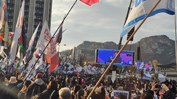 본무대를 동십자로가 아닌 경복궁역 입구에 설치하고 집회를 진행했다. [사진 - 통일뉴스 하태한 통신원]