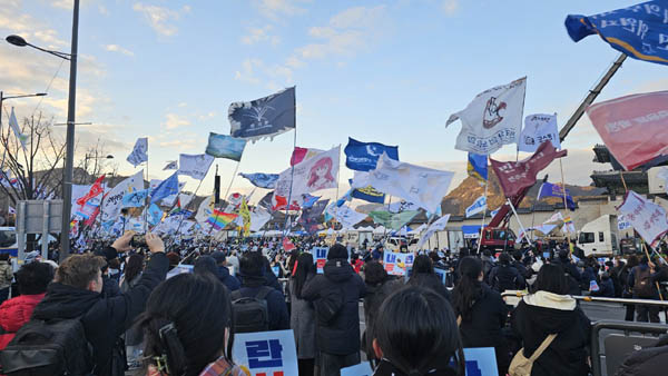 춤추는 깃발들. [사진 - 통일뉴스 하태한 통신원]