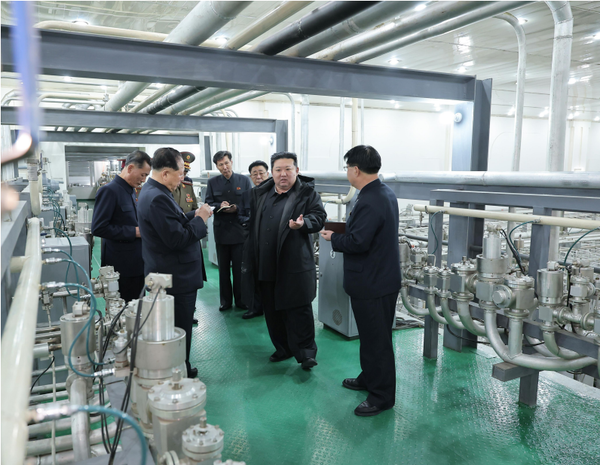 김정은 국무위원장이 핵물질생산기지와 핵무기연구소를 찾아 '무기급 핵물질'의 초과 생산을 독려하면서 '압도적인 핵전력강화'를 강조했다. [사진-노동신문]