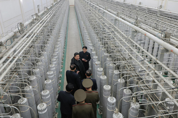 김 위원장은 지난해 9월 찾은 핵물질 농축시설과 같은 장소를 현지지도한 것으로 보인다. [사진-노동신문]