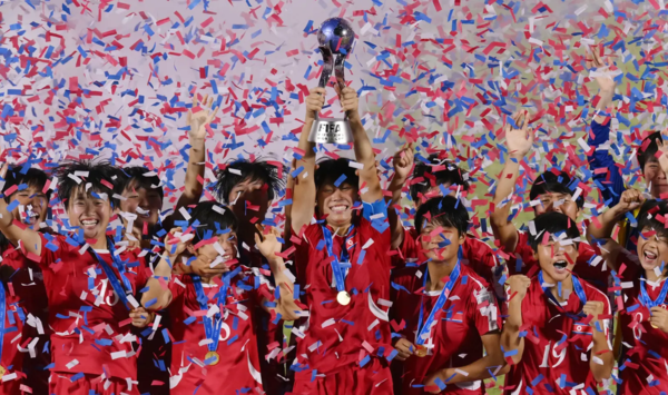 지난해 11월 초 ‘1120 2024 FIFA U-17 여자 월드컵’에서 우승한 후 기쁨을 만끽하는 북한 여자축구 선수들. [사진-FIFA 홈페이지 갈무리]