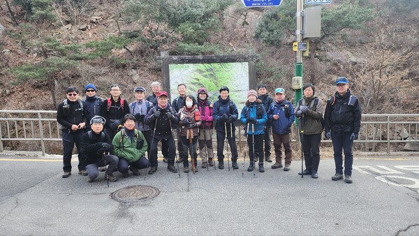 북한산 구기동에서 정상을 향해 출발. [사진제공-통일뉴스백두대간종주대]