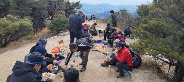 비봉을 바라보며 점심식사. [사진제공-통일뉴스백두대간종주대]