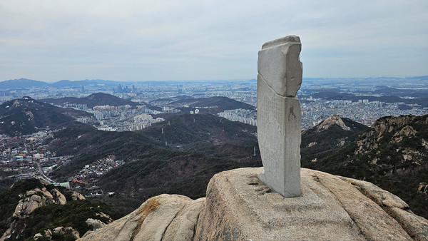 비봉. 진흥왕 순수비 모조품이고 진짜 비는 국립중앙박물관에 소장돼 있다. [사진제공-통일뉴스백두대간종주대]
