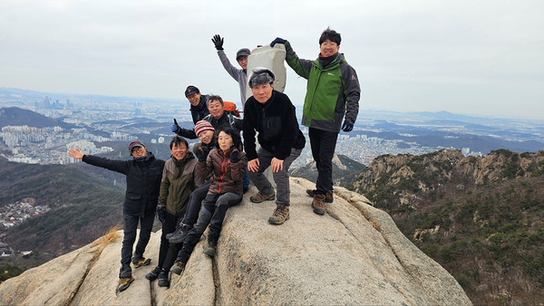 비봉에 올라. [사진제공-통일뉴스백두대간종주대]