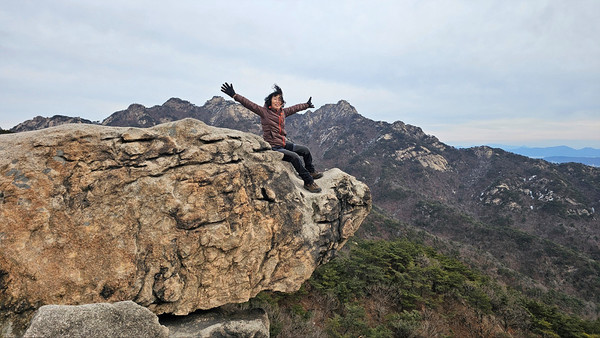 비봉능선 코뿔소바위에서 이석화 대원 "만세" [사진제공-통일뉴스백두대간종주대]