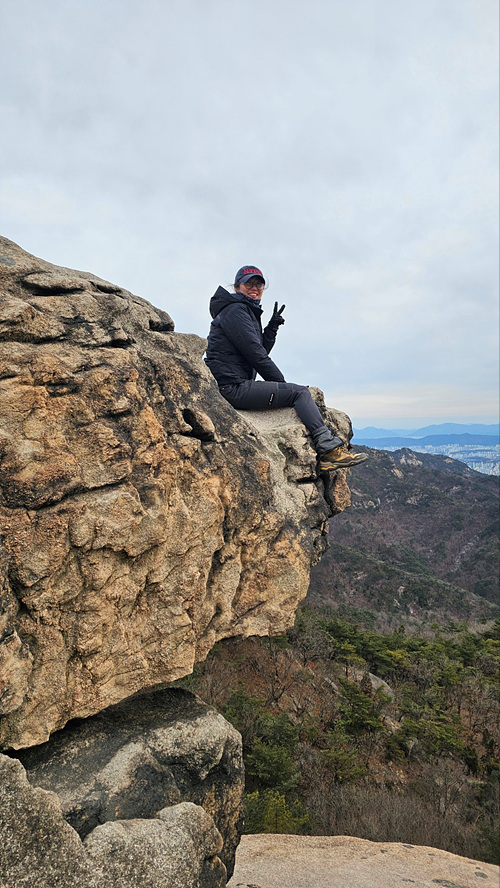 비봉 코뿔소바위에서 심주이 대원 승리의 브이. [사진제공-통일뉴스백두대간종주대]