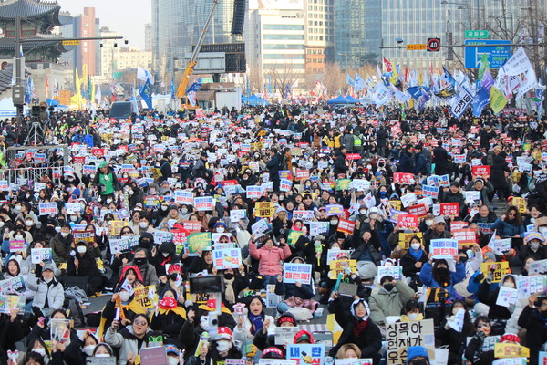 2월 1일 오후 10만여명의 시민들이 광화문 국립고궁박물관 옆 대로를 꽉 채운 가운데 비상행동이 주최한 '윤석열 즉각 퇴진! 사회대개혁! 9차 범시민대행진'이 진행됐다. [사진-통일뉴스 이승현 기자]