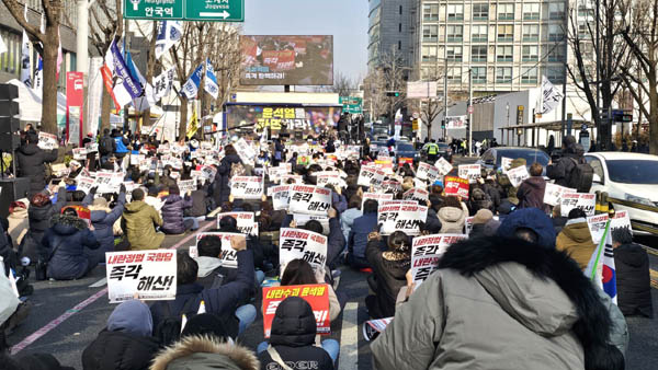 2월 1일 오후 2시 촛불행동은 헌법재판소 인근에서 ‘125차 전국집중 촛불문화제’를 진행하였다. [사진 - 통일뉴스 하태한 통신원]