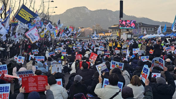 오후 4시부터 광화문에서는 ‘윤석열 즉각퇴진과 사회대개혁을 위한 9차 범시민대행진’이 진행됐다.  [사진 - 통일뉴스 하태한 통신원]