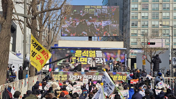 ‘125차 전국집중 촛불문화제’는 변함없이 김지선 서울촛불행동 공동대표의 사회로 진행됐다. [사진 - 하태한 통일뉴스 통신원]