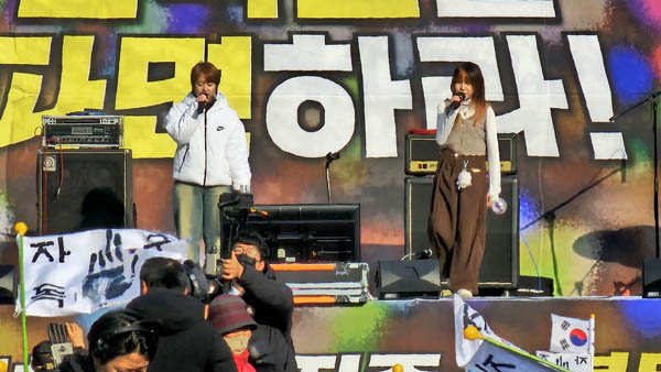 시민공연으로 이나연, 염보슬 학생의 노래가 있었다. 장래에 노래로 전공하기를 꿈꾸는 중학생으로 이라는 제목의 노래를 불렸고 큰절로 인사를 하였다. [사진 - 하태한 통일뉴스 통신원]