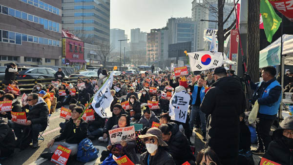 태극기와 자주독립기가 눈에 띈다. [사진 - 하태한 통일뉴스 통신원]