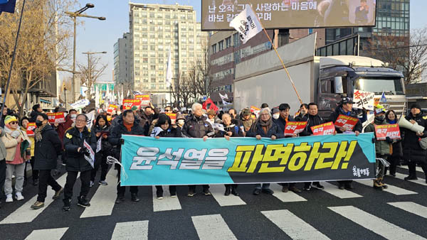 촛불문화제를 마치고 광화문으로 행진을 이어갔다. [사진 - 하태한 통일뉴스 통신원]