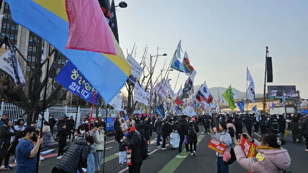 형형색색의 깃발들이 나부꼈다. [사진 - 하태한 통일뉴스 통신원]