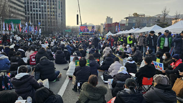 오후 4시부터 광화문에서는 ‘윤석열 즉각퇴진과 사회대개혁을 위한 9차 범시민대행진’이 진행됐다. [사진 - 하태한 통일뉴스 통신원]